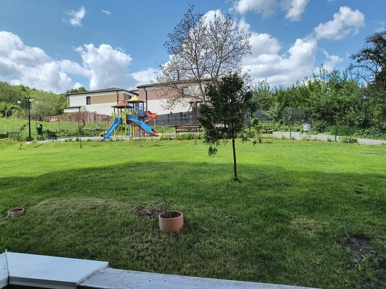 Apartament cu 3 camere decomandat în Florești