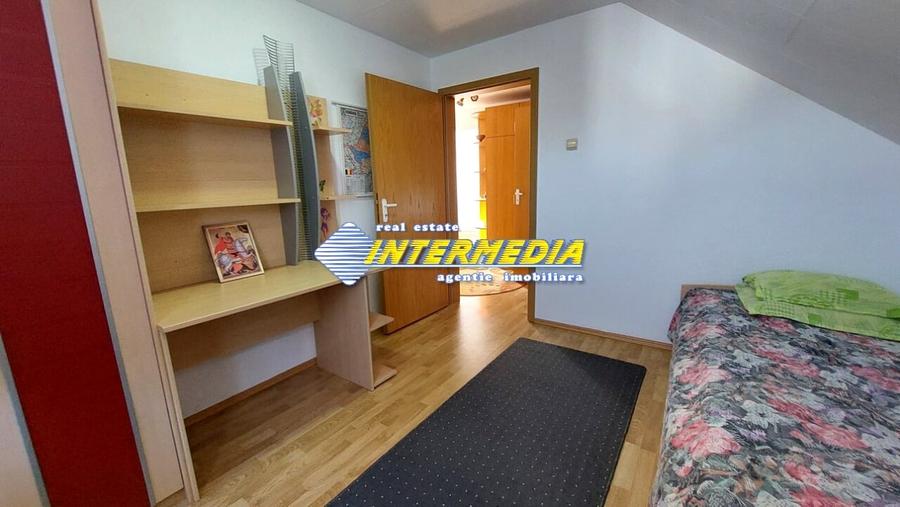 Apartament cu 3 camere decomandat, mobilat în Cetate