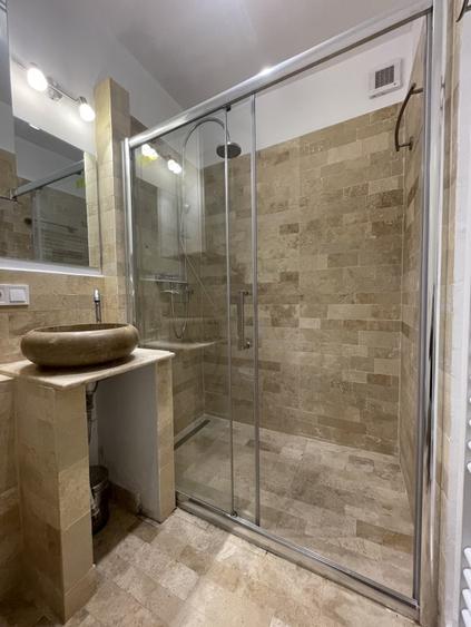 Apartament cu 3 camere semidecomandat, mobilat în Central