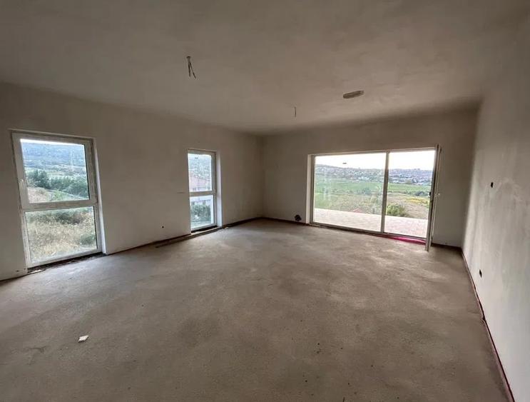 Apartament cu 2 camere semidecomandat în Borhanci
