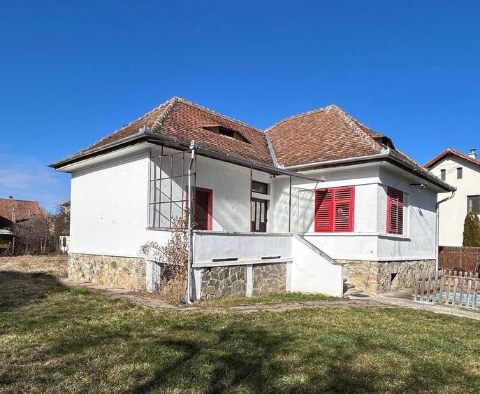 Casă cu 2 camere cu Teren 1000 Mp în Sub Arini