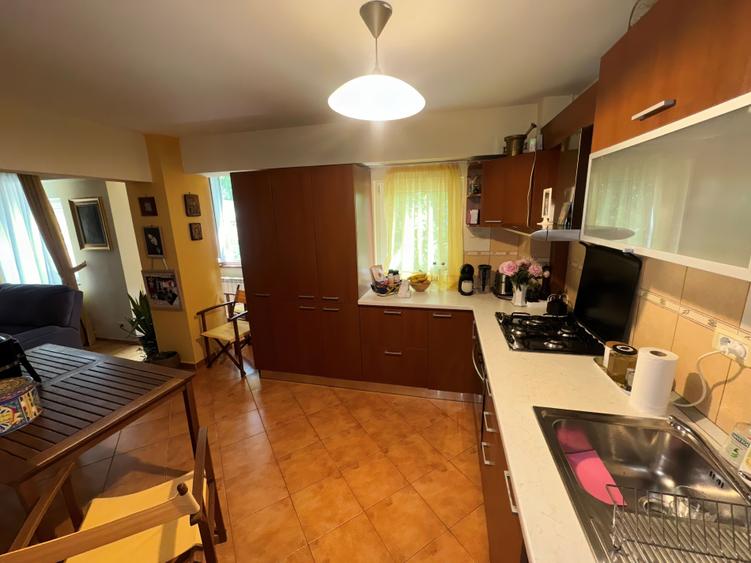 Apartament cu 4 camere semidecomandat, mobilat în Aviației