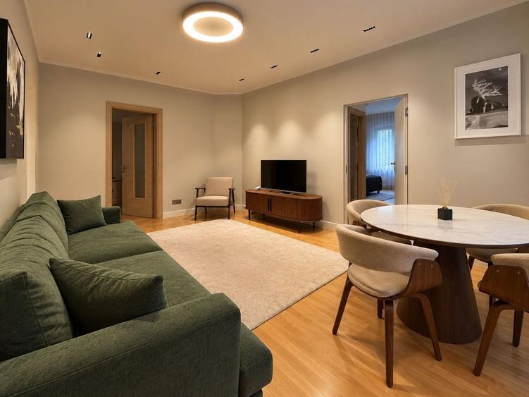Apartament cu 3 camere semidecomandat, mobilat în Capitale