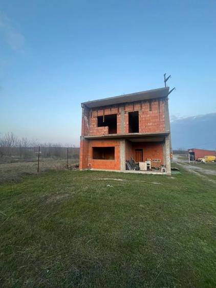 Casă individuală cu 12 camere cu Canalizare în Bariera Vâlcii