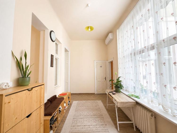 Apartament cu 4 camere circular, mobilat în Central