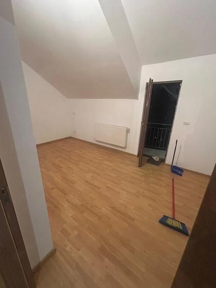 Apartament cu 3 camere semidecomandat în Braytim