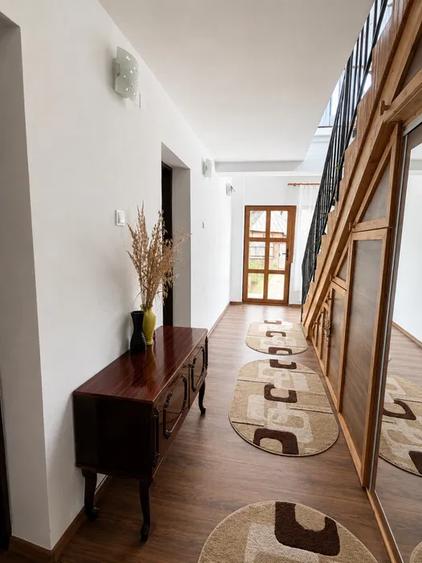 Casă individuală cu 5 camere cu Teren 3568 Mp în Budieni