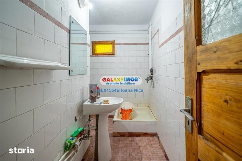 Casă cu 7 camere cu Teren 1000 Mp în Central