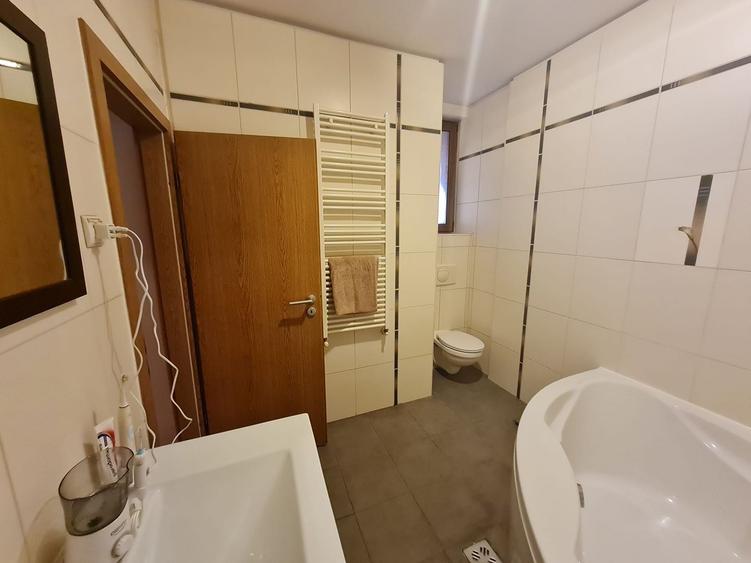 Casă individuală cu 6 camere cu Canalizare în Bălcescu