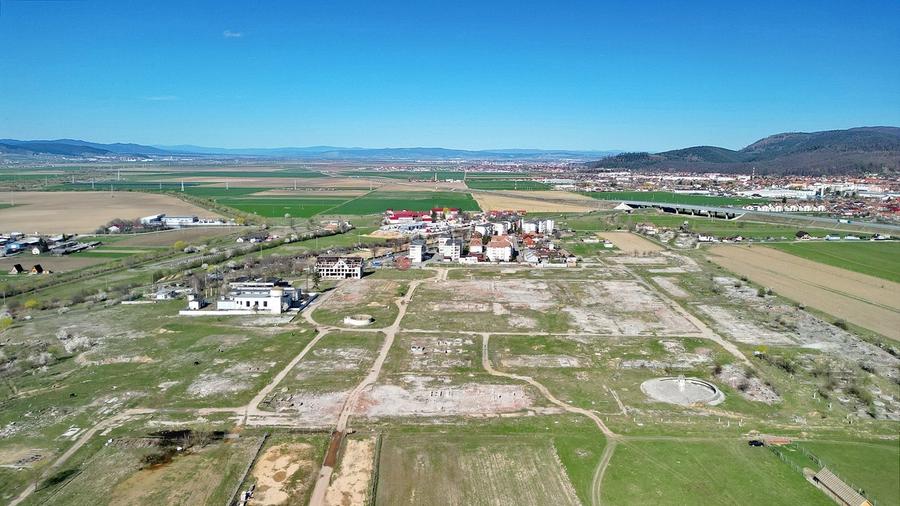 Teren Construcții intravilan de 185299 mp, în Central