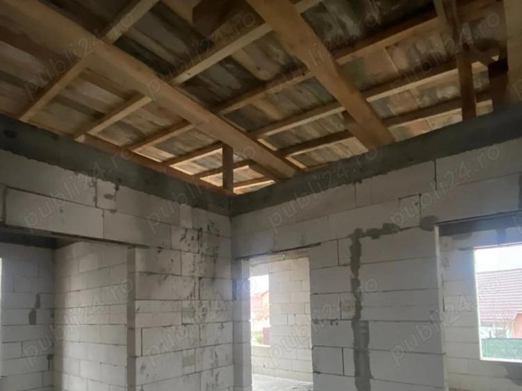 Casă cu 6 camere cu Teren 478 Mp în Lumina