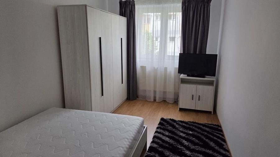 Apartament cu 4 camere decomandat în Crișan