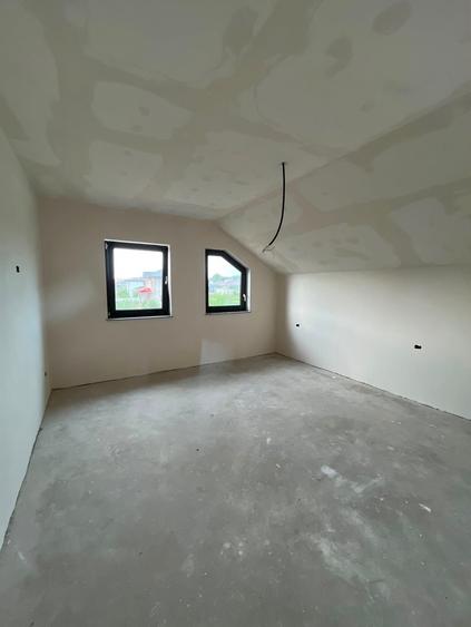 Casă cu 4 camere cu Teren 443 Mp în Holboca