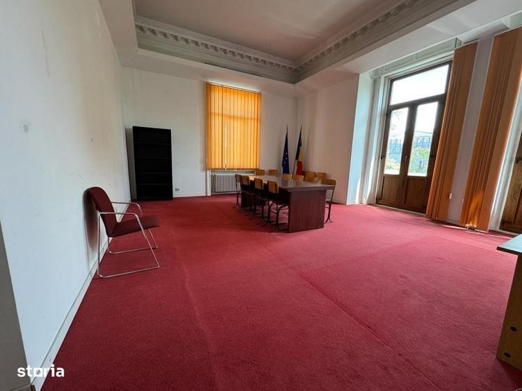 Spațiu comercial, de 3,500 mp, în Romană