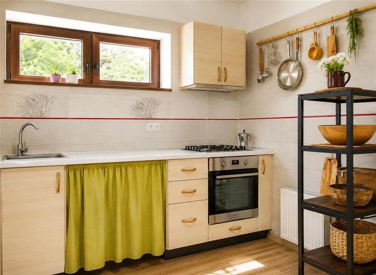 Apartament cu 2 camere decomandat, mobilat în Central