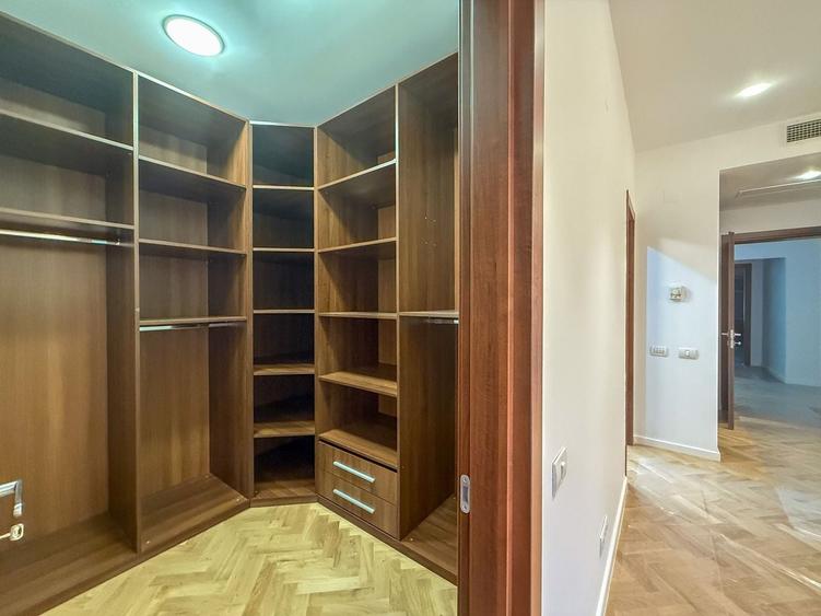 Apartament cu 3 camere semidecomandat, mobilat în Primăverii