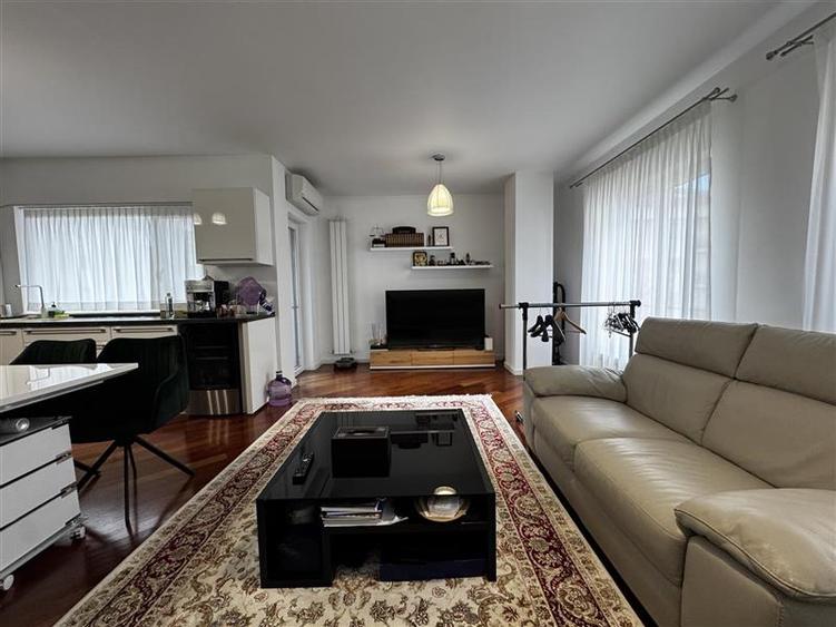 Apartament cu 3 camere semidecomandat în Borhanci