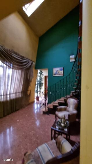 Casă cu 8 camere cu Teren 750 Mp în Central