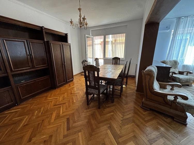 Apartament cu 4 camere decomandat în Central