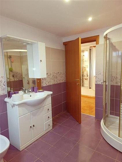 Casă individuală cu 5 camere cu Canalizare în Hurez