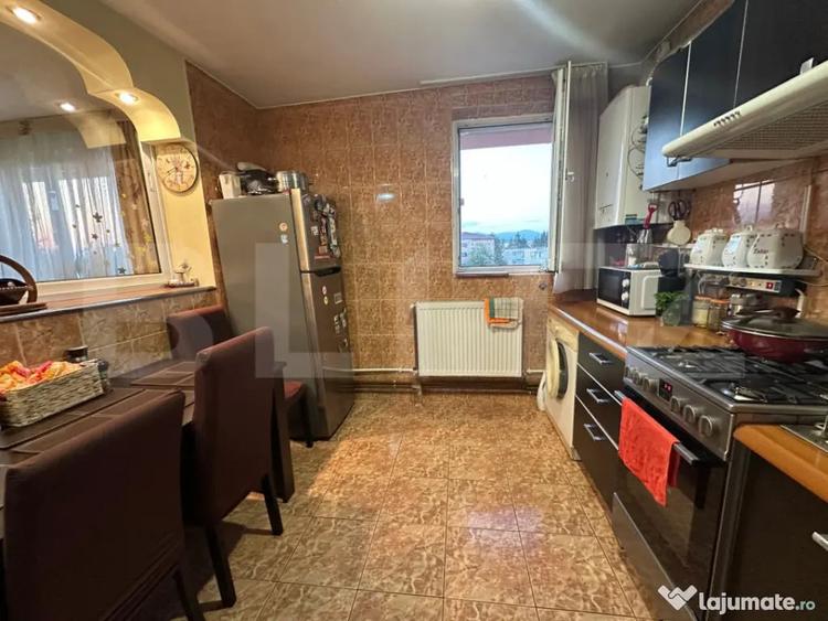 Apartament cu 3 camere semidecomandat în 9 Mai