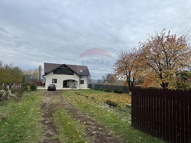 Casă individuală cu 4 camere cu Teren 5000 Mp în Girov