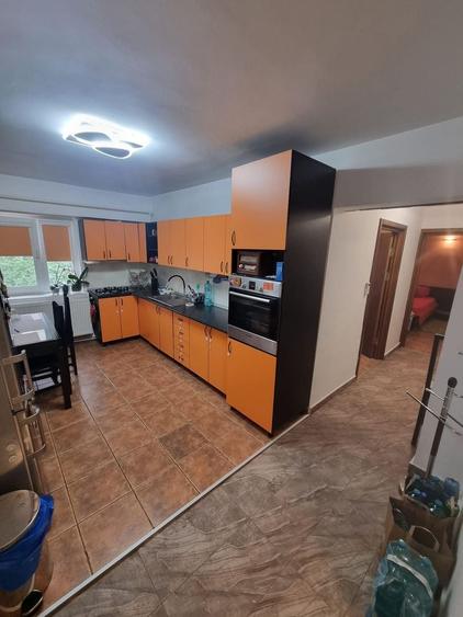 Apartament cu 3 camere decomandat, mobilat în Poarta 6