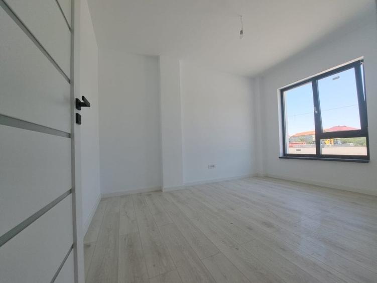 Apartament cu 3 camere nedecomandat în Aradului