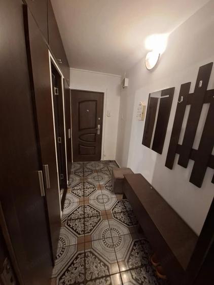 Apartament cu 2 camere semidecomandat, mobilat în Rovine