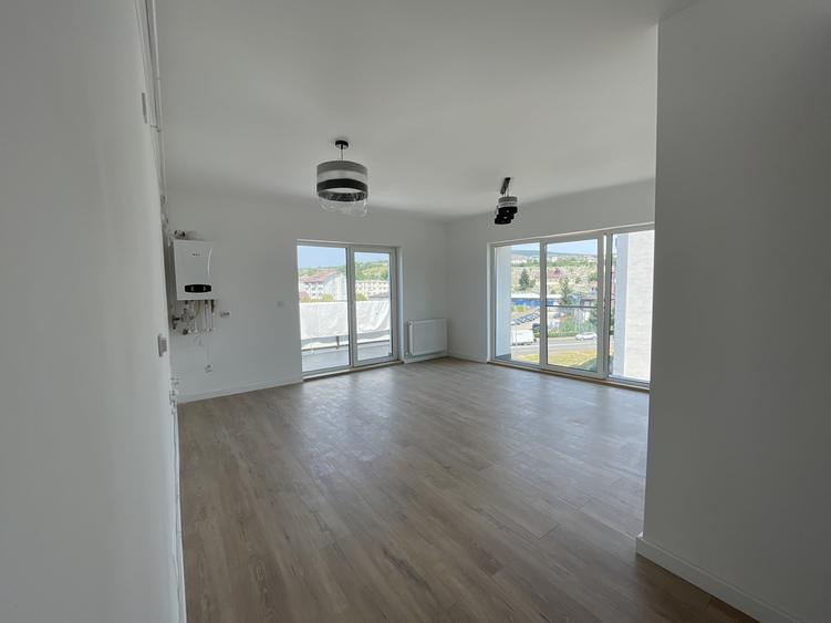 Apartament cu 4 camere decomandat în Dâmbul Rotund