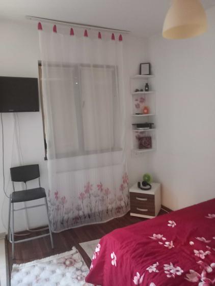 Apartament cu 3 camere semidecomandat în Tronari