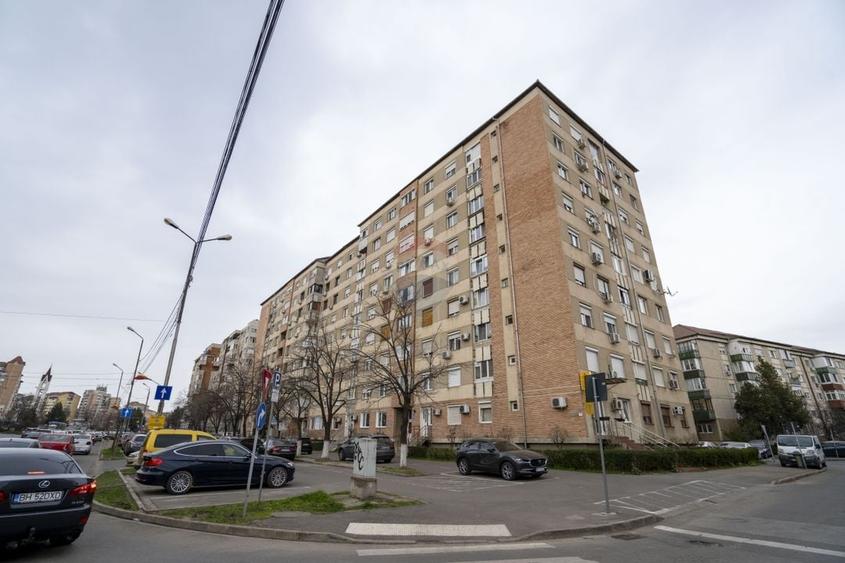 Apartament cu 4 camere decomandat, mobilat în Decebal