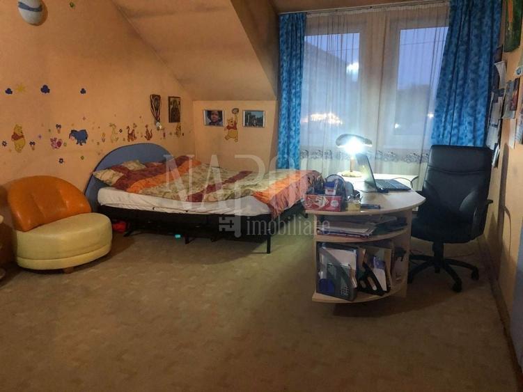 Casă individuală cu 8 camere cu Canalizare în Central