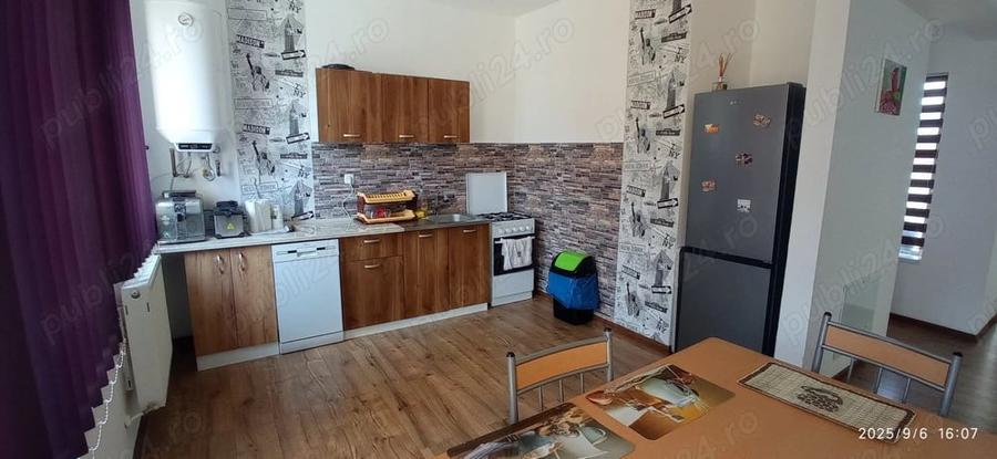 Apartament cu 4 camere decomandat în Sânmartin