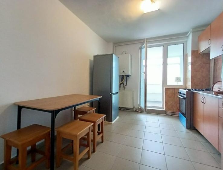 Apartament cu 3 camere decomandat, mobilat în Central