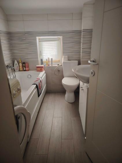 Apartament cu 3 camere decomandat în Exterior Vest