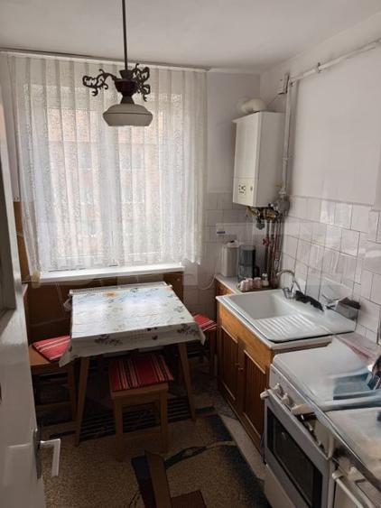 Apartament cu 2 camere semidecomandat, mobilat în Zărnești