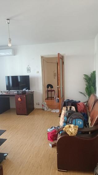 Apartament cu 3 camere semidecomandat în Bucur Obor