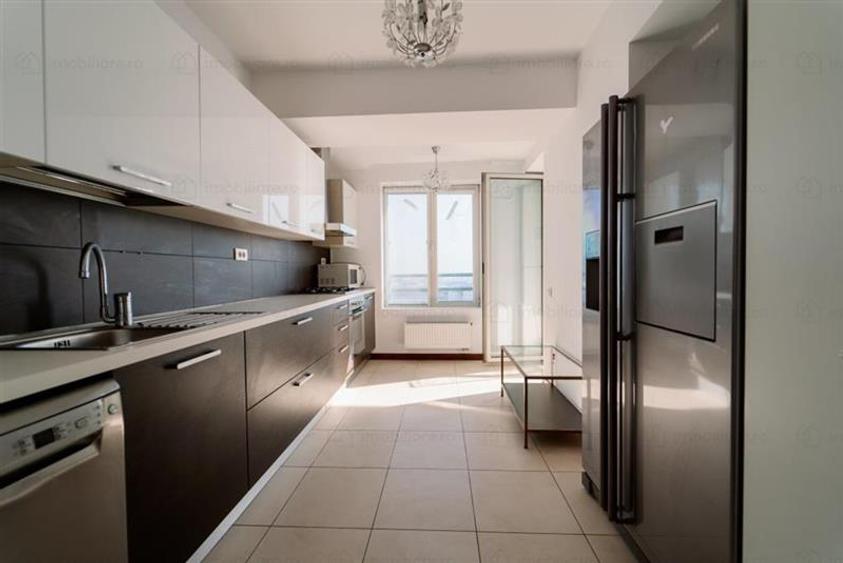 Penthouse cu 3 camere decomandat, mobilat în Dristor