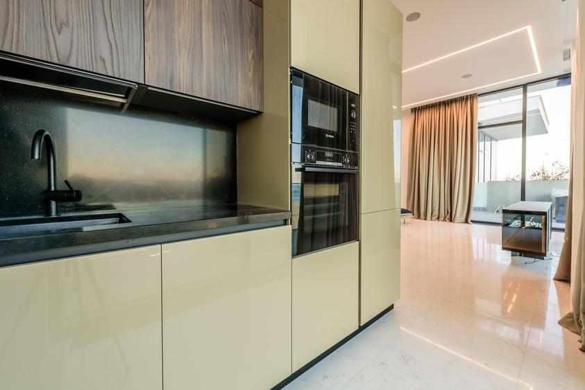 Penthouse cu 4 camere semidecomandat, mobilat în Central