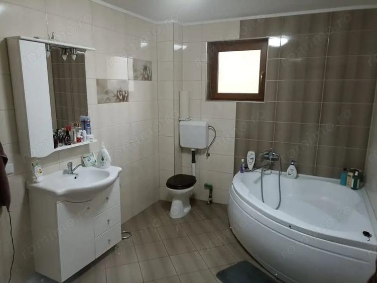 Casă cu 6 camere cu Teren 650 Mp în Central