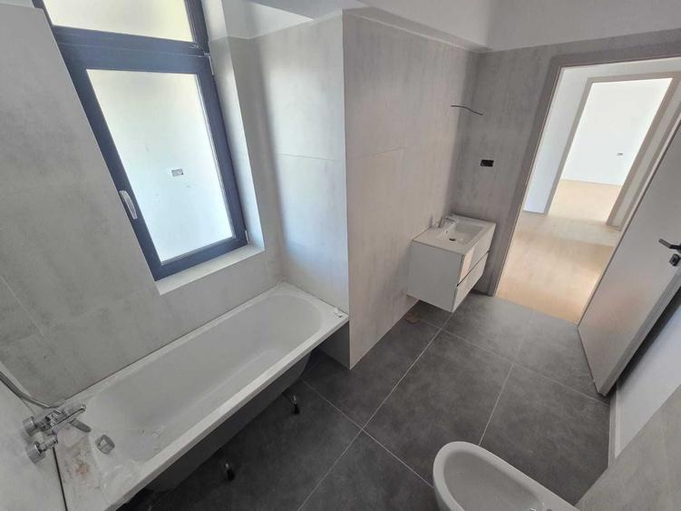 Apartament cu 3 camere decomandat în Exterior Vest