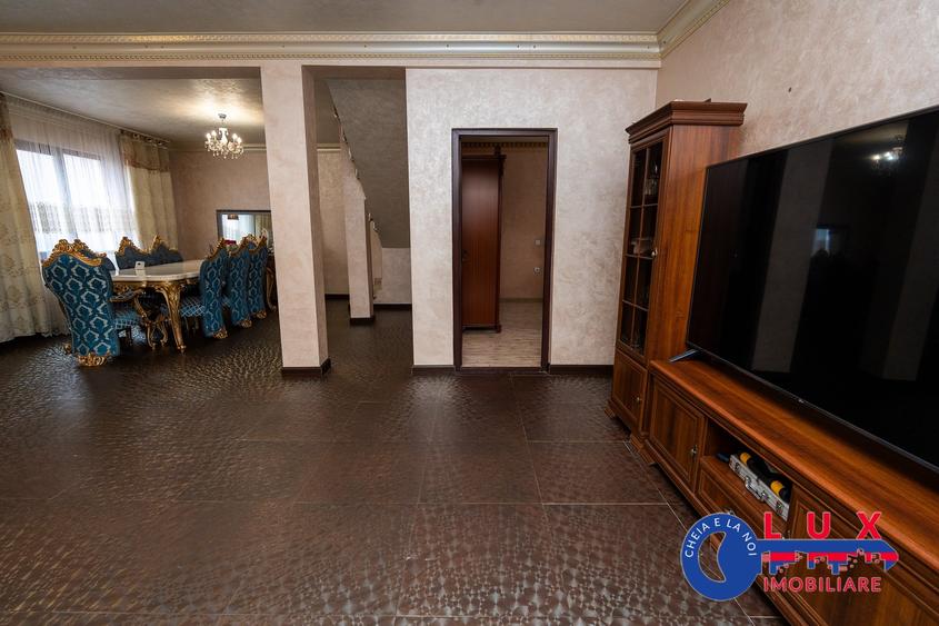 Casă individuală cu 5 camere cu Canalizare în Central