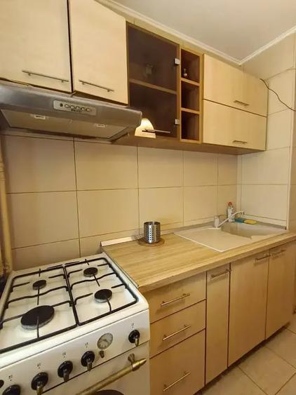 Apartament cu 3 camere decomandat, mobilat în Titan