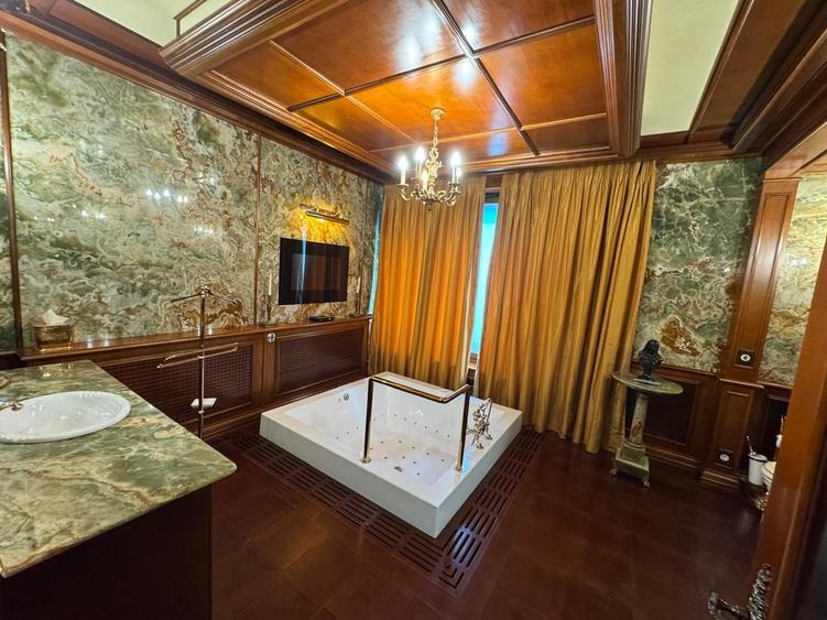 Casă cu 9 camere cu Garaj în Primăverii