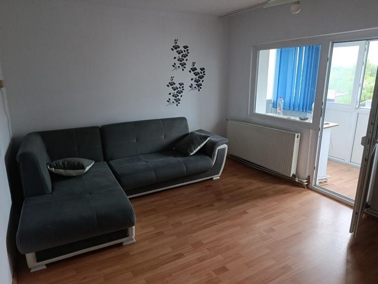 Inchiriez apartament 3 camere decomandat - 1