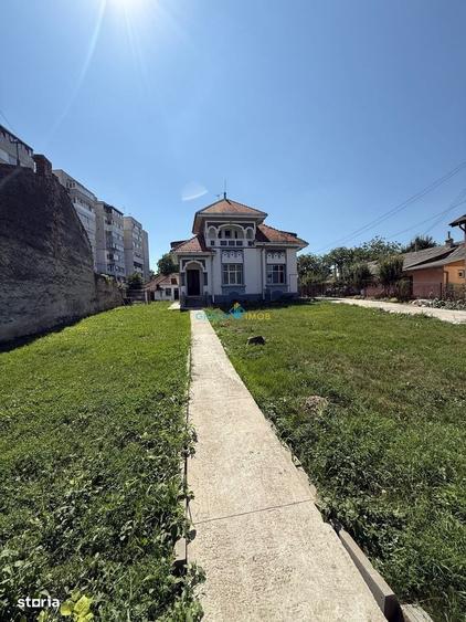 Casă cu 4 camere cu Teren 2179 Mp în Central