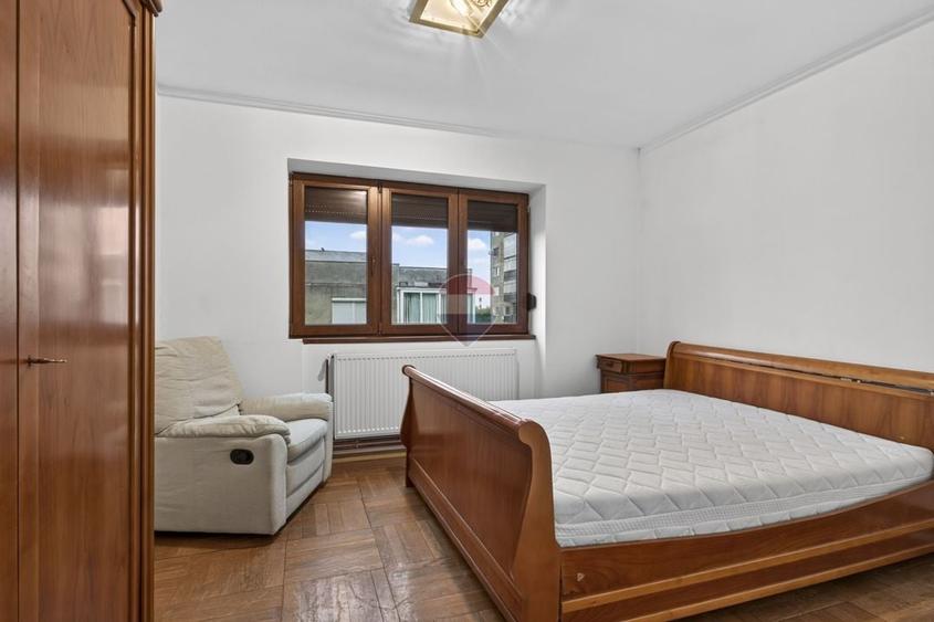 Apartament cu 3 camere semidecomandat în Băncilor