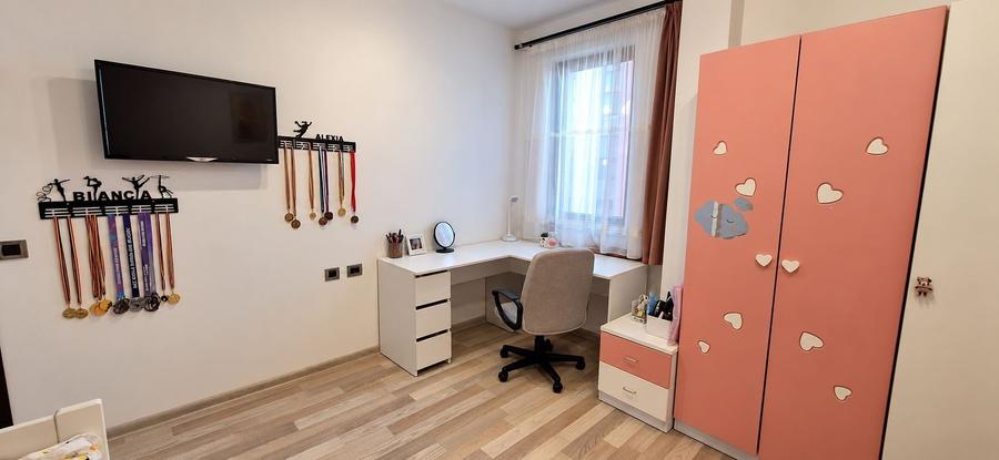 Apartament cu 3 camere semidecomandat în Tractorul