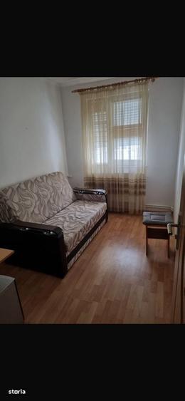 Apartament cu 3 camere semidecomandat în Sud